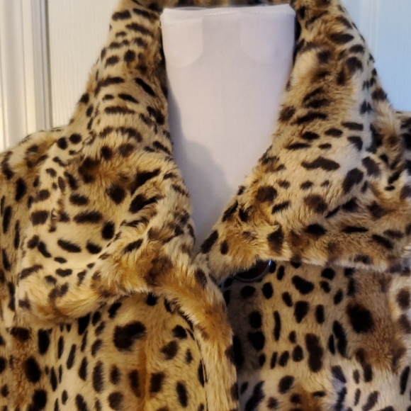 Faux Fur Cheetah/Leopard Coat by east 5th – Size L - Picture 2 of 13